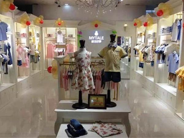 童话故事童装店铺展示