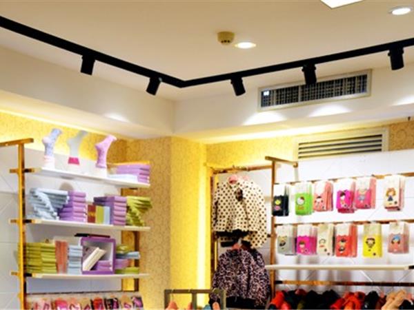 耶丽雅童装店铺展示