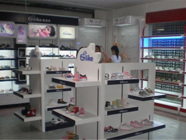 恩里可童装店铺展示