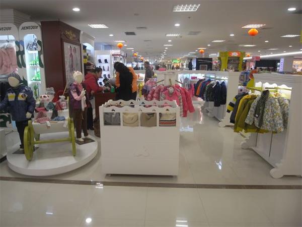 伊慧童装店铺展示