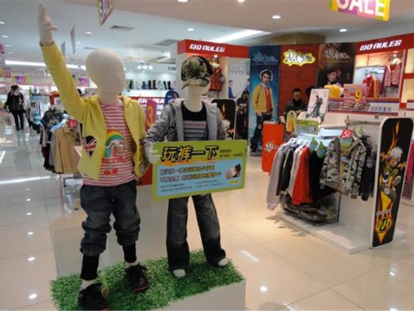 诺路斯童装店铺展示