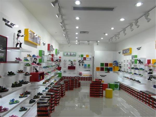南华龙童装店铺展示