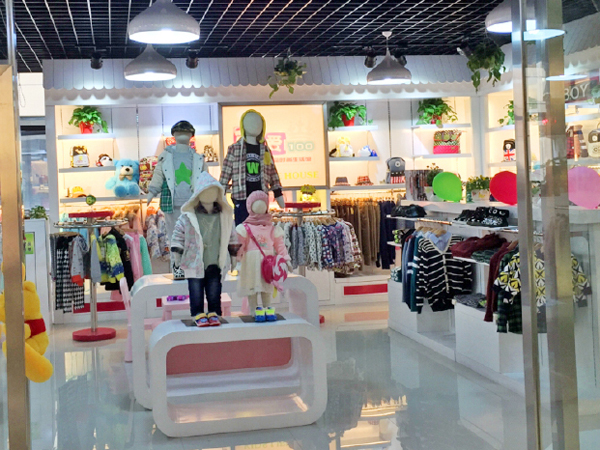可爱100童装店铺展示