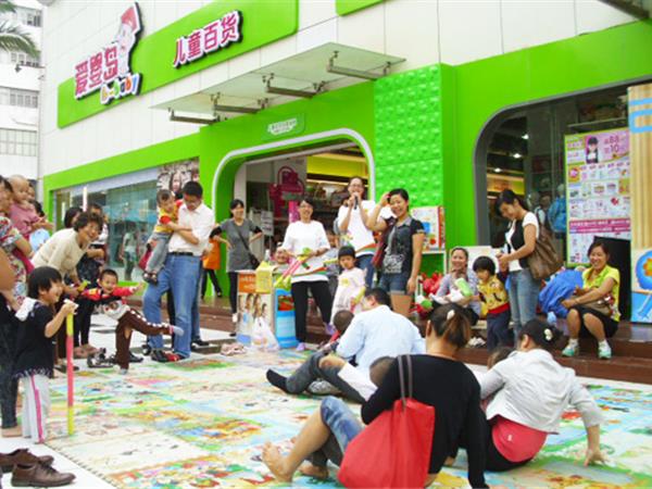 爱婴岛童装店铺展示