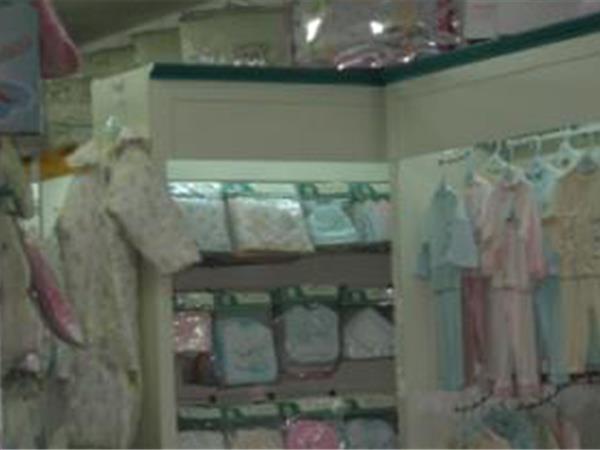 吉多小屋童装店铺展示