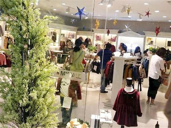 童话故事童装店铺展示