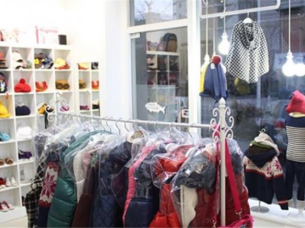 凡希宝宝童装店铺展示