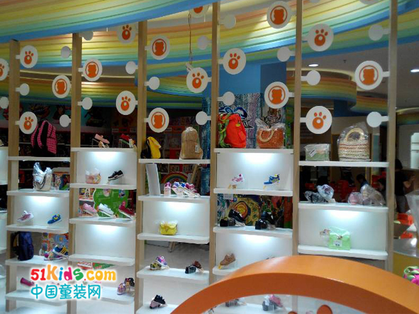 四季熊童装店铺展示