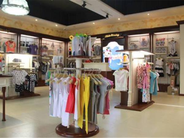 祺村普童装店铺展示