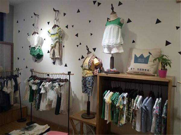 哈罗·俏童装店铺展示