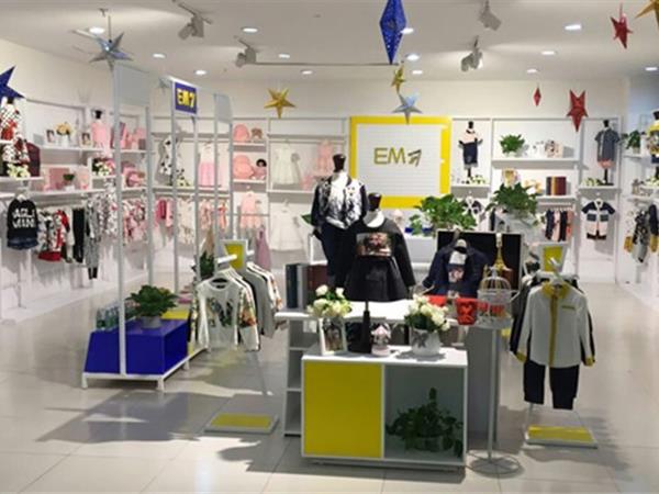 EM7童装店铺展示