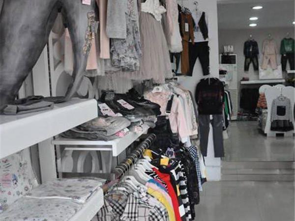 越也童装店铺展示