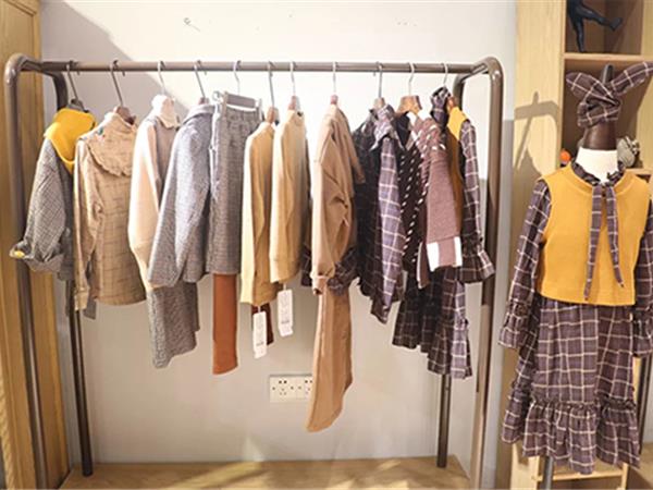 宝儿汪童装店铺展示