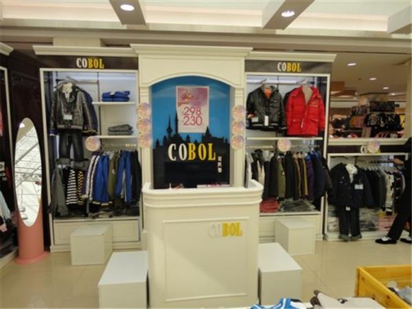 可贝鲁童装店铺展示