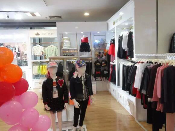 佰林格都童装店铺展示
