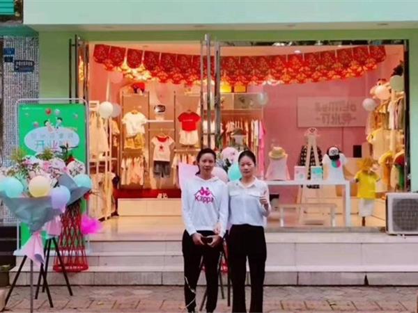 可米芽童装店铺展示