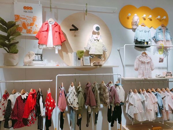 田果果童装店铺展示