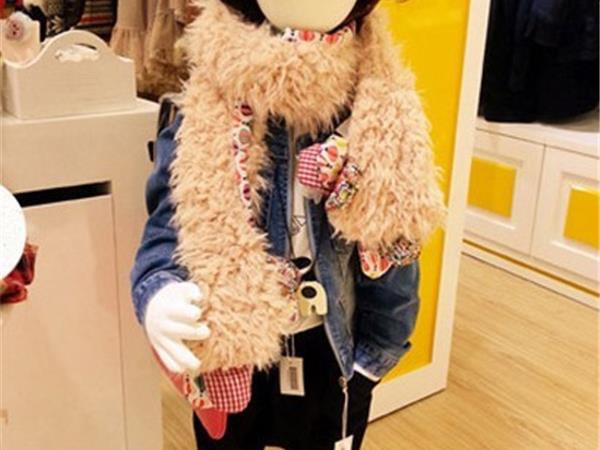 皮咔精灵童装店铺展示