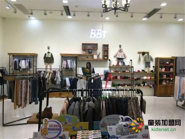 蚌蚌唐童装店铺展示