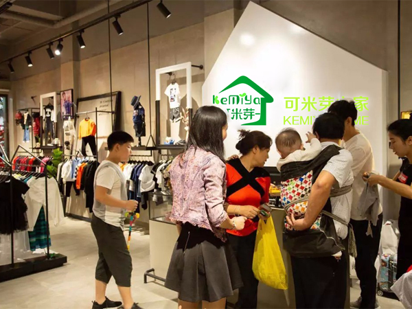 可米芽童装店铺展示