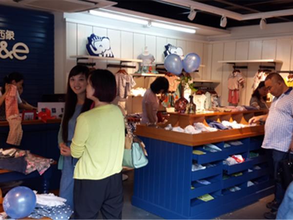 南西象童装店铺展示