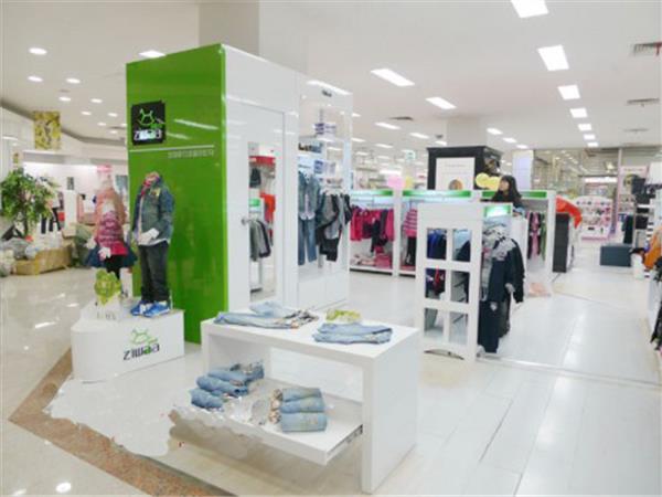 小木马童装店铺展示