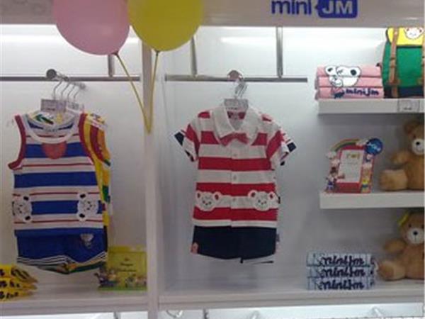 杰米小熊童装店铺展示