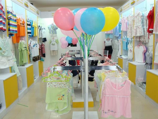 一休童装店铺展示