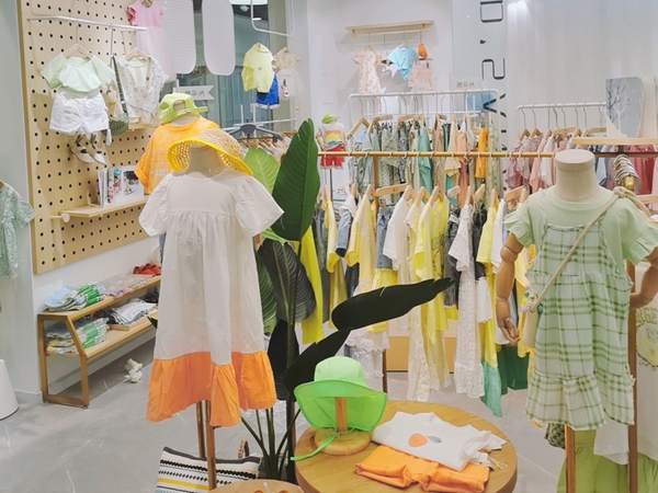 小嗨皮童装店铺展示