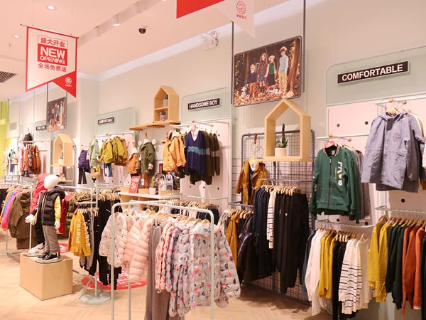 美孩子童装店铺展示