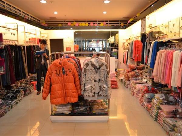 进进童装店铺展示