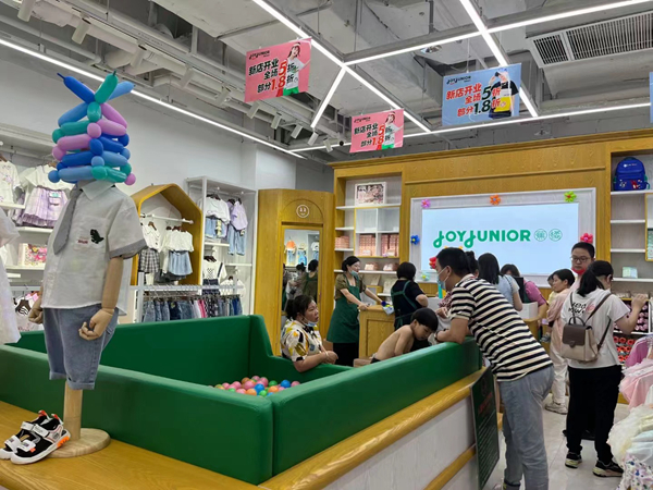 焦橘童装店铺展示