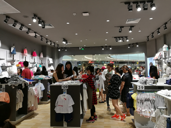 伊诗比蒂童装店铺展示