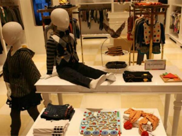 舒湾童装店铺展示