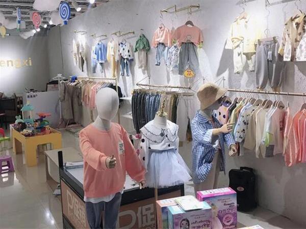 承希童装店铺展示