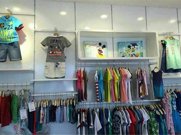 猪跑跑童装店铺展示