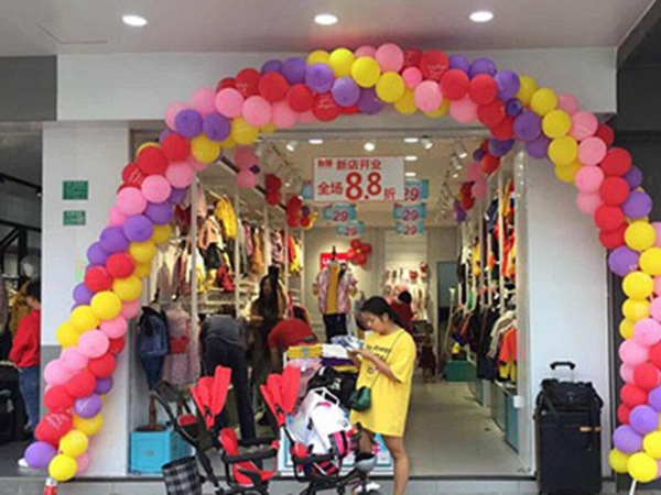 邻童优品童装店铺展示