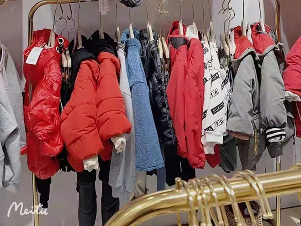 童年永恒童装店铺展示