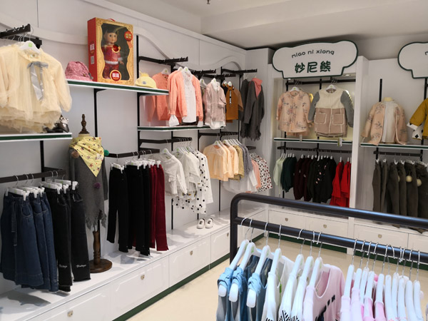 海尔兄弟童装店铺展示