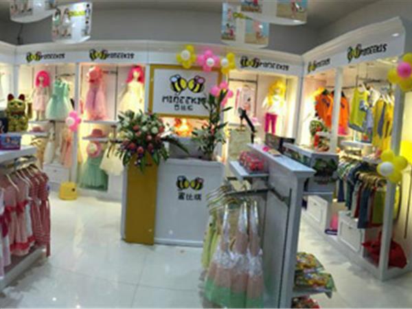 蜜比琪童装店铺展示
