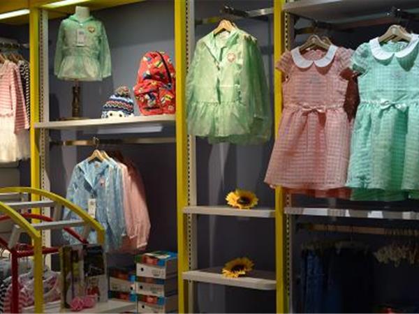 史努比童装店铺展示