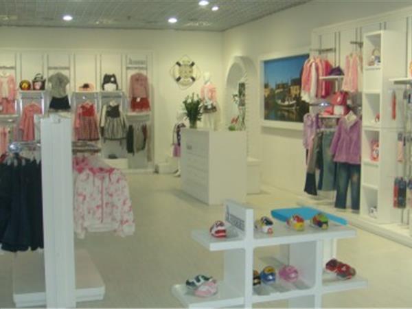安徒生儿童世界童装店铺展示