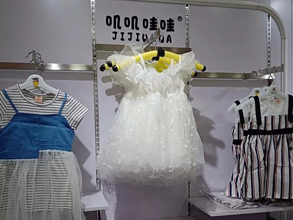 叽叽哇哇童装店铺展示