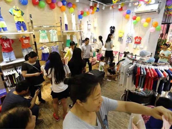 小人物童装店铺展示