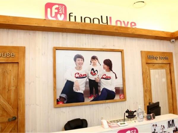 非常一家童装店铺展示