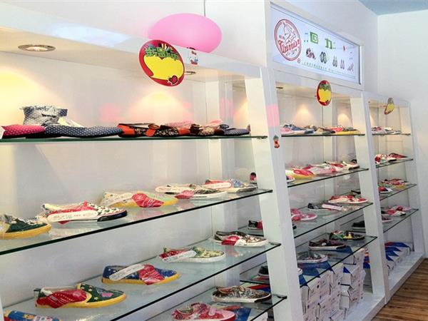 回力童装店铺展示