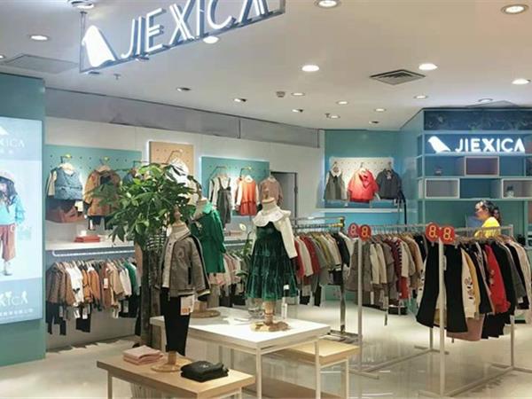 皮卡泡泡童装店铺展示