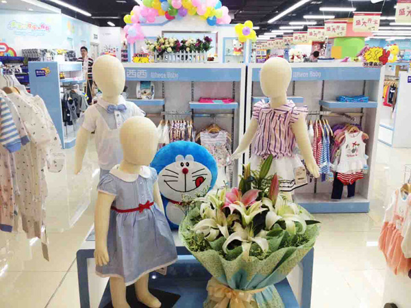 麦西西童装店铺展示