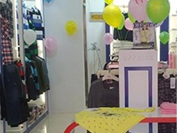 迪尼巴拉童装店铺展示