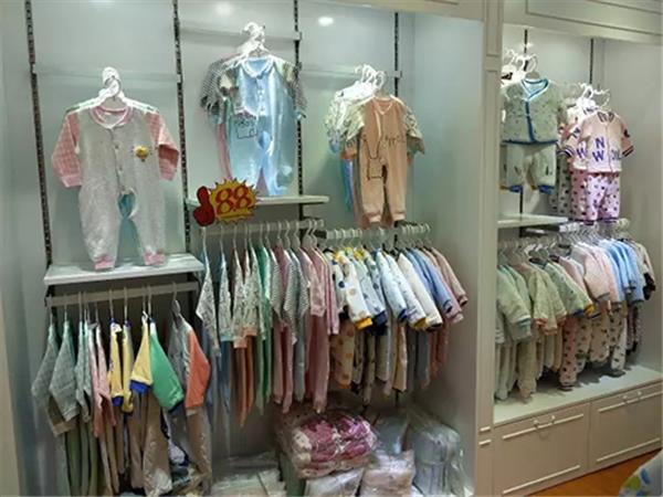 婴尚童装店铺展示